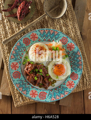 Tapsilog. Philippinische Frühstücksgericht mit Rindfleisch, Ei und gebratenen Reis. Philippinen Essen Stockfoto