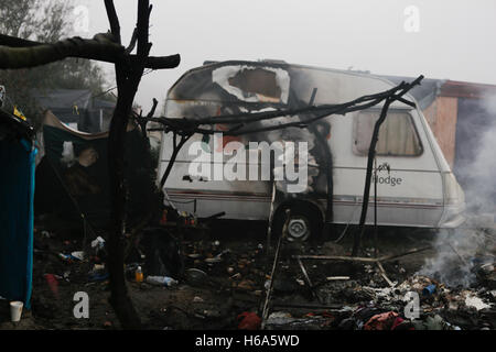 Calais, Frankreich. 26. Oktober 2016. Die benachbarten Karawane wurde durch das Feuer beschädigt. Die Zerstörung des Flüchtlingslagers Dschungel in Calais geht weiter am dritten Tag der Räumung, von Handwerkern, sowie durch Abbrennen der Hütten von den Flüchtlingen. Bildnachweis: Michael Debets/Pacific Press/Alamy Live-Nachrichten Stockfoto