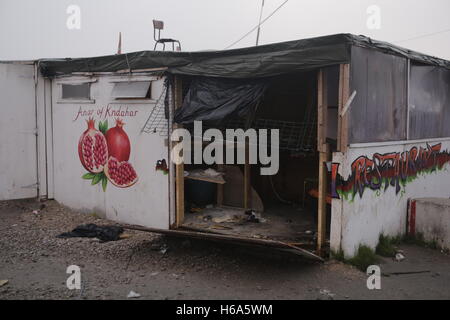 Calais, Frankreich. 26. Oktober 2016. Ein Restaurant hat aufgegeben und geplündert. Die Zerstörung des Flüchtlingslagers Dschungel in Calais geht weiter am dritten Tag der Räumung, von Handwerkern, sowie durch Abbrennen der Hütten von den Flüchtlingen. Bildnachweis: Michael Debets/Pacific Press/Alamy Live-Nachrichten Stockfoto