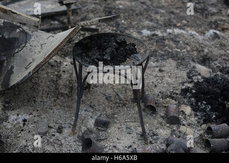 Calais, Frankreich. 26. Oktober 2016. Metall Stuhl hat das Feuer überstanden. Die Zerstörung des Flüchtlingslagers Dschungel in Calais geht weiter am dritten Tag der Räumung, von Handwerkern, sowie durch Abbrennen der Hütten von den Flüchtlingen. Bildnachweis: Michael Debets/Pacific Press/Alamy Live-Nachrichten Stockfoto