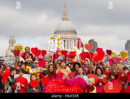 Lily Cole (Mitte) schließt sich die Liebe In Aktion habt ein Herz treffen auf die Millennium Bridge in London, fordern die Regierung auf minderjährige Flüchtlinge durch den Abriss des Flüchtlingslagers Dschungel in Calais Vertriebenen zu helfen. Stockfoto