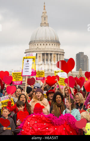 Lily Cole (Mitte) schließt sich die Liebe In Aktion habt ein Herz treffen auf die Millennium Bridge in London, fordern die Regierung auf minderjährige Flüchtlinge durch den Abriss des Flüchtlingslagers Dschungel in Calais Vertriebenen zu helfen. Stockfoto