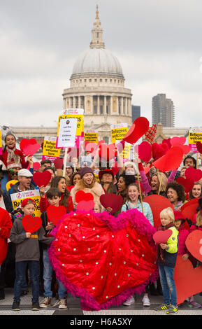 Lily Cole (Mitte) schließt sich die Liebe In Aktion habt ein Herz treffen auf die Millennium Bridge in London, fordern die Regierung auf minderjährige Flüchtlinge durch den Abriss des Flüchtlingslagers Dschungel in Calais Vertriebenen zu helfen. Stockfoto