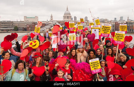 Lily Cole (Mitte) schließt sich die Liebe In Aktion habt ein Herz treffen auf die Millennium Bridge in London, fordern die Regierung auf minderjährige Flüchtlinge durch den Abriss des Flüchtlingslagers Dschungel in Calais Vertriebenen zu helfen. Stockfoto