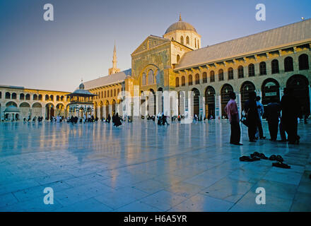 Besucher im Hof des Umayyaden-Moschee in Damaskus. Aufgenommen am 21.08.2001. Die Umayyaden-Moschee in Damaskus ist eine der ältesten der Welt. Es wurde im Stil einer alten Basilika erbaut und in vorislamischer Zeit war die Kathedrale, wo Johannes der Täufer gewidmet war. Traditionelle Aufzeichnungen, zufolge wird seinen Kopf in einem Schrein beibehalten. Die Moschee enthält einen umfangreiche Hof mit drei kleineren Nebengebäuden; Das Uhr-Haus, das Brunnen-Haus und dem berühmten Säulen Treasury, wo der Legende nach Stand Schätze früher gespeichert wurden. Foto: Matthias Tödt | weltweite Nutzung Stockfoto