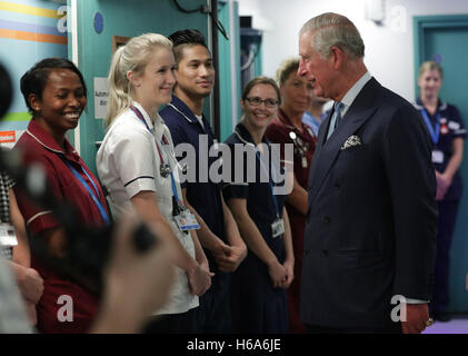 Der Prince Of Wales trifft medizinisches Personal während seiner Tour von Str. Marys Krankenhaus in London, um die Errungenschaften der Krankenschwestern Shortlist für die Krankenpflege Times Awards zu feiern. Stockfoto