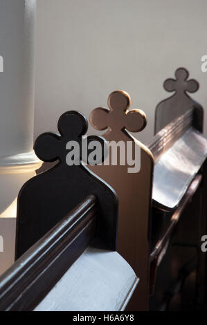 Detail im Inneren Haga Pfarrei Kirche Göteborg zeigt Pew enden, Mohnköpfen, Licht und Schatten Stockfoto