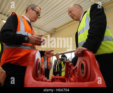 Verkehrsminister Chris Grayling (rechts) bei einem Besuch in Miller UK Ltd in Cramlington, Northumberland, wodurch die Ausrüstung für den Bau und Erdbau Industrien, wo er die Vorteile der Erweiterung erläuterte kündigte gestern des Flughafens Heathrow mit dem geplanten Bau einer dritten Start-und Landebahn. Stockfoto