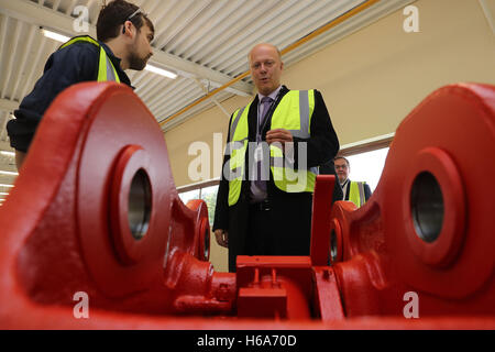 Verkehrsminister Chris Grayling (rechts) bei einem Besuch bei Miller UK Ltd in Cramlington, Northumberland, der Ausrüstung für die Bau- und Erdbewegungsindustrie herstellte, wo er die Vorteile der gestern angekündigten Erweiterung des Flughafens Heathrow mit dem geplanten Bau einer dritten Start- und Landebahn darlegte. Stockfoto