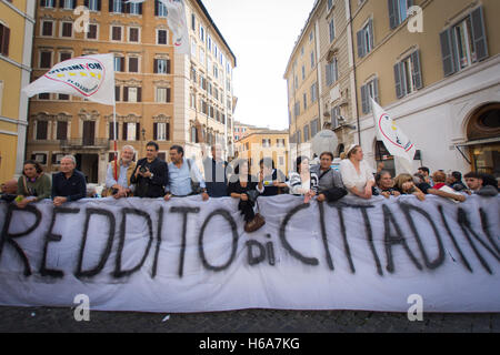 Rom, Italien. 25. Oktober 2016. Italien Rom 25. Oktober 2016, Manifestation der 5 Sterne-Bewegung (m5s) zur Unterstützung der Rechnung, die Gehälter der Abgeordneten zu halbieren. Lokalen Caption *** Italien Rom 25. Oktober 2016, Manifestation des 5 Sterne-Bewegung (m5s) zur Unterstützung der Rechnung, die Gehälter der Abgeordneten zu halbieren. IIn der Bild Banner Credit: Andrea Ronchini/Alamy Live News Stockfoto