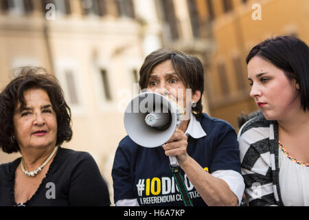 Rom, Italien. 25. Oktober 2016. Italien Rom 25. Oktober 2016, Manifestation der 5 Sterne-Bewegung (m5s) zur Unterstützung der Rechnung, die Gehälter der Abgeordneten zu halbieren. Lokalen Caption *** Italien Rom 25. Oktober 2016, Manifestation des 5 Sterne-Bewegung (m5s) zur Unterstützung der Rechnung, die Gehälter der Abgeordneten zu halbieren. abgebildeten Anhänger (M5S) Credit: Andrea Ronchini/Alamy Live News Stockfoto