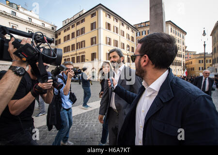 Rom, Italien. 25. Oktober 2016. Italien Rom 25. Oktober 2016, Manifestation der 5 Sterne-Bewegung (m5s) zur Unterstützung der Rechnung, die Gehälter der Abgeordneten zu halbieren. Lokalen Caption *** Italien Rom 25. Oktober 2016, Manifestation des 5 Sterne-Bewegung (m5s) zur Unterstützung der Rechnung, die Gehälter der Abgeordneten zu halbieren. im Bild Roberto Fico Credit: Andrea Ronchini/Alamy Live News Stockfoto