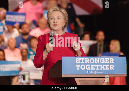 Präsidentschafts Kandidat Hillary Clinton spricht ihre Anhänger am Broward College in Coconut Creek, FL. 25. Oktober 2016 Stockfoto