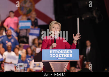 Präsidentschafts Kandidat Hillary Clinton spricht ihren Anhängern zu Broward College in Coconut Creek, FL. 25. Oktober 2016 Stockfoto