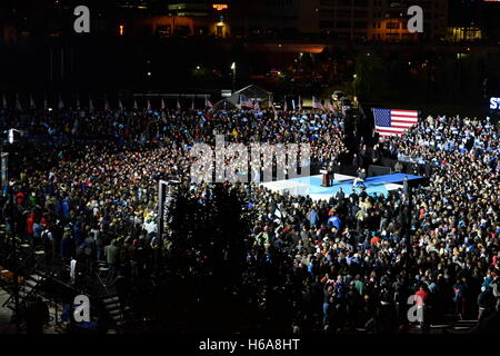 Philadelphia, Pennsyvlnia, USA. 22. Oktober 2016. Demokratischen Präsidentschaftskandidaten Hillary Clinton und Kandidaten für die Vizepräsidentschaft Senator Tim Kaine Kampagne zusammen auf einer Kundgebung in Philadelphia, PA © Bastiaan Slabbers/ZUMA Draht/Alamy Live News Stockfoto