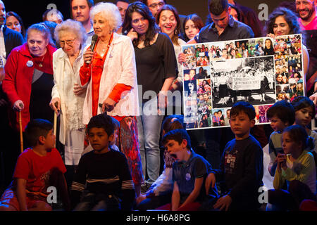 Buenos Aires, Argentinien. 25. Oktober 2016. Estela de Carlotto, Präsident der Großmütter der Plaza de Mayo während die gesellschaftliche Stockfoto