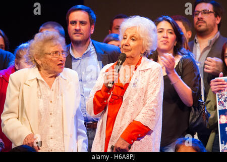 Buenos Aires, Argentinien. 25. Oktober 2016. Estela de Carlotto, Präsident der Großmütter der Plaza de Mayo während die gesellschaftliche Stockfoto