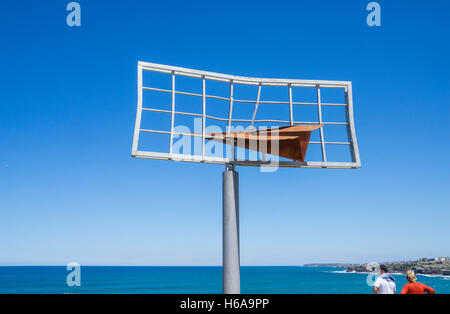 Bondi Beach, Sydney, Australien. 24. Oktober 2016. Skulptur am Meer, Australiens größte Skulptur im freien Jahresausstellung entlang der Spaziergang entlang der Küste von Bondi Beach, Tamarama Beach. Stahl-Skulptur mit dem Titel "Signiert" von Jonathan Leahey Credit: Manfred Gottschalk/Alamy Live News Stockfoto