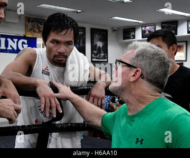 Las Vegas, Nevada, USA. 25. Oktober 2016. Mit Manny Pacquiao Gespräche mit Trainer Freddie Roach bei der Wild Card Gym für seinen bevorstehenden Kampf mit Jessy Vargas ist Dienstag. 25. Oktober 2016. Die beiden kämpfen am 5. November in der Thomas & Mac-Arena in Las Vegas. Foto von gen BlevinsLA DailyNewsZumaPress Credit: Gene Blevins/ZUMA Draht/Alamy Live-Nachrichten Stockfoto