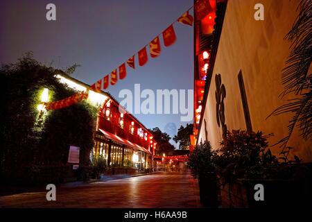 Hangzhou, Hangzhou, China. 24. Oktober 2016. Hangzhou, CHINA-24. Oktober 2016: (nur zur redaktionellen Verwendung. CHINA HERAUS). Nachtansicht des Qiaoxi Geschichte kulturelle Straße in der Nähe der Gongchen Brücke in Hangzhou, Hauptstadt der ostchinesischen Provinz Zhejiang, 24. Oktober 2016. Gongchen Bridge ist das Wahrzeichen und das südlichste Terminal des Abschnitts Hangzhou der Beijing-Hangzhou Grand Canal. © SIPA Asien/ZUMA Draht/Alamy Live-Nachrichten Stockfoto