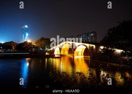 Hangzhou, Hangzhou, China. 24. Oktober 2016. Hangzhou, CHINA-24. Oktober 2016: (nur zur redaktionellen Verwendung. CHINA HERAUS). Nachtansicht der Gongchen Brücke in Hangzhou, Hauptstadt der ostchinesischen Provinz Zhejiang, 24. Oktober 2016. Gongchen Bridge ist das Wahrzeichen und das südlichste Terminal des Abschnitts Hangzhou der Beijing-Hangzhou Grand Canal. © SIPA Asien/ZUMA Draht/Alamy Live-Nachrichten Stockfoto