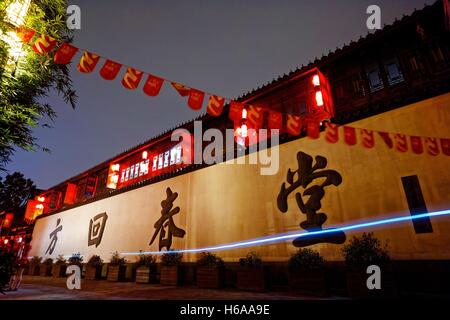 Hangzhou, Hangzhou, China. 24. Oktober 2016. Hangzhou, CHINA-24. Oktober 2016: (nur zur redaktionellen Verwendung. CHINA HERAUS). Nachtansicht des Qiaoxi Geschichte kulturelle Straße in der Nähe der Gongchen Brücke in Hangzhou, Hauptstadt der ostchinesischen Provinz Zhejiang, 24. Oktober 2016. Gongchen Bridge ist das Wahrzeichen und das südlichste Terminal des Abschnitts Hangzhou der Beijing-Hangzhou Grand Canal. © SIPA Asien/ZUMA Draht/Alamy Live-Nachrichten Stockfoto