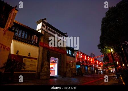 Hangzhou, Hangzhou, China. 24. Oktober 2016. Hangzhou, CHINA-24. Oktober 2016: (nur zur redaktionellen Verwendung. CHINA HERAUS). Nachtansicht des Qiaoxi Geschichte kulturelle Straße in der Nähe der Gongchen Brücke in Hangzhou, Hauptstadt der ostchinesischen Provinz Zhejiang, 24. Oktober 2016. Gongchen Bridge ist das Wahrzeichen und das südlichste Terminal des Abschnitts Hangzhou der Beijing-Hangzhou Grand Canal. © SIPA Asien/ZUMA Draht/Alamy Live-Nachrichten Stockfoto