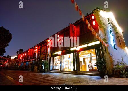 Hangzhou, Hangzhou, China. 24. Oktober 2016. Hangzhou, CHINA-24. Oktober 2016: (nur zur redaktionellen Verwendung. CHINA HERAUS). Nachtansicht des Qiaoxi Geschichte kulturelle Straße in der Nähe der Gongchen Brücke in Hangzhou, Hauptstadt der ostchinesischen Provinz Zhejiang, 24. Oktober 2016. Gongchen Bridge ist das Wahrzeichen und das südlichste Terminal des Abschnitts Hangzhou der Beijing-Hangzhou Grand Canal. © SIPA Asien/ZUMA Draht/Alamy Live-Nachrichten Stockfoto