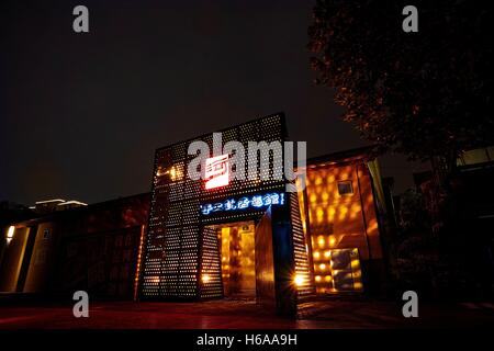 Hangzhou, Hangzhou, China. 24. Oktober 2016. Hangzhou, CHINA-24. Oktober 2016: (nur zur redaktionellen Verwendung. CHINA HERAUS). Nachtansicht der Gongchen Brücke in Hangzhou, Hauptstadt der ostchinesischen Provinz Zhejiang, 24. Oktober 2016. Gongchen Bridge ist das Wahrzeichen und das südlichste Terminal des Abschnitts Hangzhou der Beijing-Hangzhou Grand Canal. © SIPA Asien/ZUMA Draht/Alamy Live-Nachrichten Stockfoto