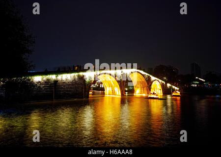 Hangzhou, Hangzhou, China. 24. Oktober 2016. Hangzhou, CHINA-24. Oktober 2016: (nur zur redaktionellen Verwendung. CHINA HERAUS). Nachtansicht der Gongchen Brücke in Hangzhou, Hauptstadt der ostchinesischen Provinz Zhejiang, 24. Oktober 2016. Gongchen Bridge ist das Wahrzeichen und das südlichste Terminal des Abschnitts Hangzhou der Beijing-Hangzhou Grand Canal. © SIPA Asien/ZUMA Draht/Alamy Live-Nachrichten Stockfoto