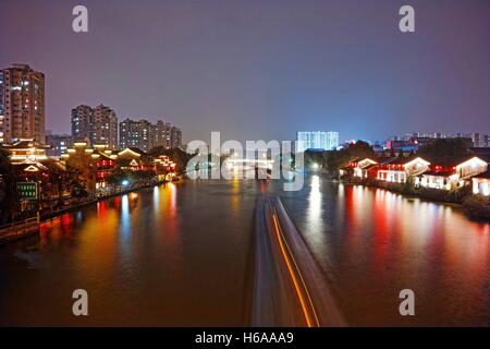 Hangzhou, Hangzhou, China. 24. Oktober 2016. Hangzhou, CHINA-24. Oktober 2016: (nur zur redaktionellen Verwendung. CHINA HERAUS). Nachtansicht des Qiaoxi Geschichte kulturelle Straße in der Nähe der Gongchen Brücke in Hangzhou, Hauptstadt der ostchinesischen Provinz Zhejiang, 24. Oktober 2016. Gongchen Bridge ist das Wahrzeichen und das südlichste Terminal des Abschnitts Hangzhou der Beijing-Hangzhou Grand Canal. © SIPA Asien/ZUMA Draht/Alamy Live-Nachrichten Stockfoto