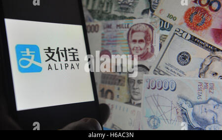 Hangzhou, Hangzhou, China. 22. Oktober 2016. Hangzhou, CHINA-Oktober 22 2016: (nur zur redaktionellen Verwendung. CHINA HERAUS). Foto am 22. Oktober zeigt eine app von Alipay auf einem Handy installiert. Alipay und Onlinemarkt Tianmao.com bekannt gemeinsam am 20. Oktober, dass Alipay ist es bereits gelungen, die Dienstleistungen für Kunden aus mehr als 200 Ländern und Regionen der Welt. Jetzt kann gibt es mehr als 40 Millionen Nutzer von Alipay Übersee, von denen meisten aus Russland, USA, Spanien, Frankreich und Brazil.By nun, Nutzer von Alipay bezahlen und erhalten Geld durch Alipay weltweit. (Cred Stockfoto