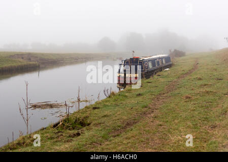 Willingham, Cambridgeshire, Großbritannien, 26. Oktober 2016. Ein Narrowboat ist in einer grauen Landschaft auf der Old West River vor Anker. Der Morgen begann mit Nebel und Nebel im Herbst. Kredit Julian Eales/Alamy Live-Nachrichten Stockfoto