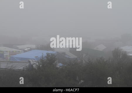 Calais, Frankreich. 26. Oktober 2016. Morgennebel deckt den Großteil des Dschungels. Die Zerstörung des Flüchtlingslagers Dschungel in Calais geht weiter am dritten Tag der Räumung, von Handwerkern, sowie durch Abbrennen der Hütten von den Flüchtlingen. Bildnachweis: Michael Debets/Alamy Live-Nachrichten Stockfoto