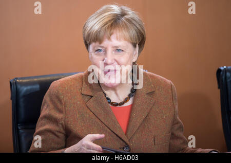 Berlin, Deutschland. 26. Oktober 2016. Bundeskanzlerin Angela Merkel spricht in der Bundesrepublik Kabinettssitzung im Kanzleramt in Berlin, Deutschland, 26. Oktober 2016. Foto: Michael Kappeler/Dpa/Alamy Live News Stockfoto