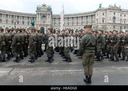 Wien, Österreich. 26. Oktober 2016.  Österreichischer Nationalfeiertag 2016 am Heldenplatz in Wien. Es wurden 2.000 Rekruten im Dienst in der Armee. Bildnachweis: Franz Perc/Alamy Live-Nachrichten Stockfoto