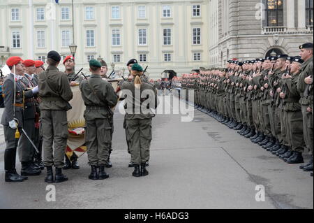 Wien, Österreich. 26. Oktober 2016.  Österreichischer Nationalfeiertag 2016 am Heldenplatz in Wien. Es wurden 2.000 Rekruten im Dienst in der Armee. Bildnachweis: Franz Perc/Alamy Live-Nachrichten Stockfoto