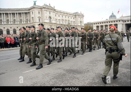 Wien, Österreich. 26. Oktober 2016.  Österreichischer Nationalfeiertag 2016 am Heldenplatz in Wien. Es wurden 2.000 Rekruten im Dienst in der Armee. Bildnachweis: Franz Perc/Alamy Live-Nachrichten Stockfoto