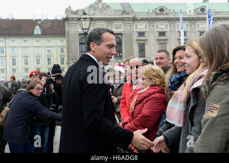 Wien, Österreich. 26. Oktober 2016.  Österreichischer Nationalfeiertag 2016 am Heldenplatz in Wien. Es wurden 2.000 Rekruten im Dienst in der Armee. Bundeskanzler Christian Kern empfängt den Besucher zum Heldenplatz. Bildnachweis: Franz Perc/Alamy Live-Nachrichten Stockfoto