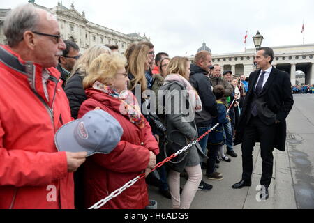 Wien, Österreich. 26. Oktober 2016.  Österreichischer Nationalfeiertag 2016 am Heldenplatz in Wien. Es wurden 2.000 Rekruten im Dienst in der Armee. Bundeskanzler Christian Kern empfängt den Besucher zum Heldenplatz. Bildnachweis: Franz Perc/Alamy Live-Nachrichten Stockfoto