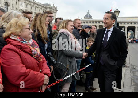 Wien, Österreich. 26. Oktober 2016.  Österreichischer Nationalfeiertag 2016 am Heldenplatz in Wien. Es wurden 2.000 Rekruten im Dienst in der Armee. Bundeskanzler Christian Kern empfängt den Besucher zum Heldenplatz. Bildnachweis: Franz Perc/Alamy Live-Nachrichten Stockfoto