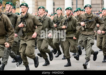 Wien, Österreich. 26. Oktober 2016.  Österreichischer Nationalfeiertag 2016 am Heldenplatz in Wien. Es wurden 2.000 Rekruten im Dienst in der Armee. Bildnachweis: Franz Perc/Alamy Live-Nachrichten Stockfoto