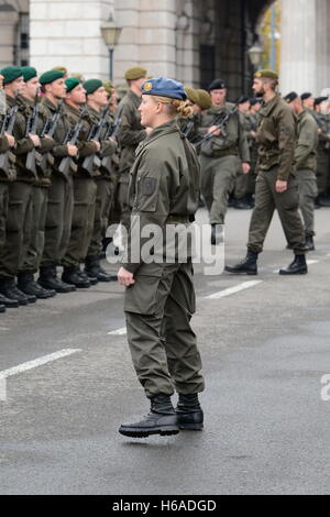 Wien, Österreich. 26. Oktober 2016.  Österreichischer Nationalfeiertag 2016 am Heldenplatz in Wien. Es wurden 2.000 Rekruten im Dienst in der Armee. Bildnachweis: Franz Perc/Alamy Live-Nachrichten Stockfoto