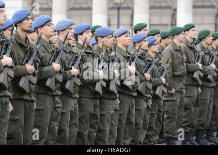 Wien, Österreich. 26. Oktober 2016.  Österreichischer Nationalfeiertag 2016 am Heldenplatz in Wien. Es wurden 2.000 Rekruten im Dienst in der Armee. Bildnachweis: Franz Perc/Alamy Live-Nachrichten Stockfoto