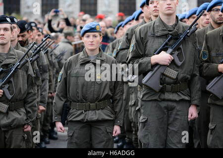 Wien, Österreich. 26. Oktober 2016.  Österreichischer Nationalfeiertag 2016 am Heldenplatz in Wien. Es wurden 2.000 Rekruten im Dienst in der Armee. Bildnachweis: Franz Perc/Alamy Live-Nachrichten Stockfoto