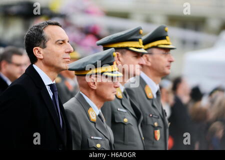 Wien, Österreich. 26. Oktober 2016. Österreichischer Nationalfeiertag 2016 am Heldenplatz in Wien. Es wurden 2.000 Rekruten im Dienst in der Armee. Picture Show (L) Bundeskanzler Christian Kern. Quelle: Franz Perc/Alamy leben Nachrichten Stockfoto