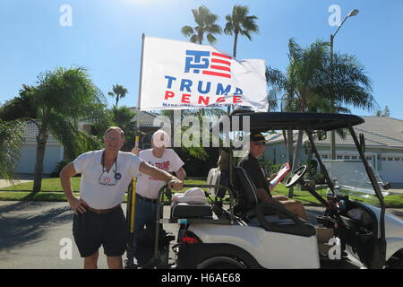 Apollo Beach, FL, USA. 20. Oktober 2016. Kampagne Freiwilligen Bob Emerson (L-R), Ken Masson und Jody Whitmyer Kampagne für Trump in Apollo Beach, USA, 20. Oktober 2016. Foto: MAREN HENNEMUTH/Dpa/Alamy Live News Stockfoto