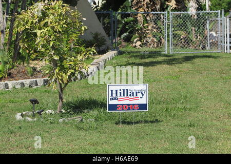 Apollo Beach, FL, USA. 20. Oktober 2016. Ein Zeichen für demokratische Präsidentschaftskandidatin Hillary Clinton werden auf Rasen in Apollo Beach, USA, 20. Oktober 2016 sehen. Foto: MAREN HENNEMUTH/Dpa/Alamy Live News Stockfoto