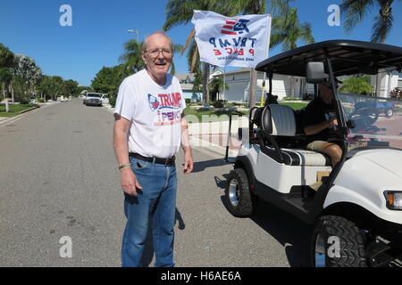 Apollo Beach, FL, USA. 20. Oktober 2016. Kampagne Freiwilligen Ken Masson Kampagnen für Trump auf einer Straße in Apollo Beach, USA, 20. Oktober 2016. Foto: MAREN HENNEMUTH/Dpa/Alamy Live News Stockfoto