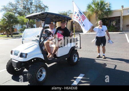 Apollo Beach, FL, USA. 20. Oktober 2016. Kampagne Freiwilligen Ken Masson (L-R), Jody Whitmyer und Bob Emerson Kampagne für Trump auf einem Parkplatz in Apollo Beach, USA, 20. Oktober 2016. Foto: MAREN HENNEMUTH/Dpa/Alamy Live News Stockfoto